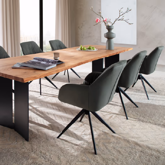 Hölzerner gedeckter Esstisch in stylischem Esszimmer